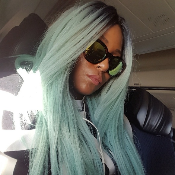 Meet your Posh Ambassador, Andi - Picture 6 of 7